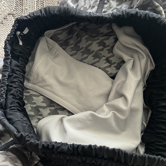 Lululemon shorts Size 6 - Picture 5 of 6